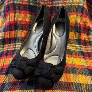 EUC Suede Bow Heels, Black, Size 8.5
